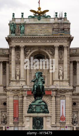 Il principe Eugenio statua che si trova nella parte anteriore della Neue Burg edificio sulla Heldenplatz nel complesso di Hofburg Foto Stock