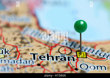 Tehran imperniata su una mappa di Iran Foto Stock