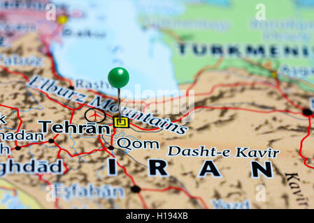 Tehran imperniata su una mappa di Iran Foto Stock