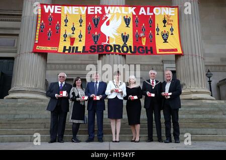 (Da sinistra a destra) Trevor Hicks, Margaret Apsinall, Kenny Dalglish, il Sindaco di Liverpool Roz allietano, Marina Dalglish, Consorte Roy allietano e il Professor Phil Scraton tutte in attesa una medaglia per ciascuna delle 96 vittime del disastro di Hillsborough al Municipio di Liverpool, che vengono ad essere dato alle famiglie delle vittime come si sono aggiudicati la libertà della città. Foto Stock