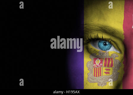 Una giovane donna con la bandiera di Andorra dipinta sulla sua faccia sul suo modo ad un evento sportivo per mostrare il suo supporto. Foto Stock