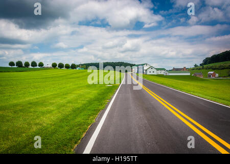 Campi e fienile lungo una strada di campagna in Carroll County, Maryland. Foto Stock