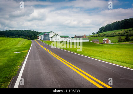 Campi e fienile lungo una strada di campagna in Carroll County, Maryland. Foto Stock