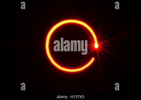 Luce rossa di pittura forma di cerchio su sfondo nero Foto Stock