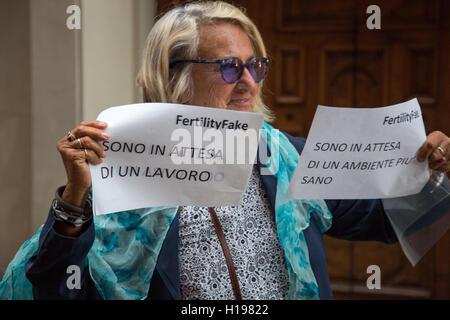 Torino, Italia. Il 22 settembre, 2016. Le proteste a Torino in coincidenza con la giornata della fertilità voluta dal Ministro della Salute Beatrice Lorenzin. "Fertilità fake", il nome dell'iniziativa, che ha avuto luogo a Torino come pure in molte città italiane. © Lorenzo Apra/Pacific Press/Alamy Live News Foto Stock