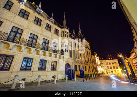 Lo storico Palais Grand Ducal di Lussemburgo di notte Foto Stock