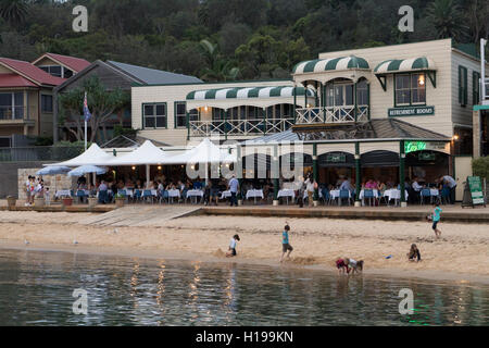 Il famoso Doyles Seafood restaurant in pieno svolgimento al tramonto Watsons Sydney NSW Australia Foto Stock