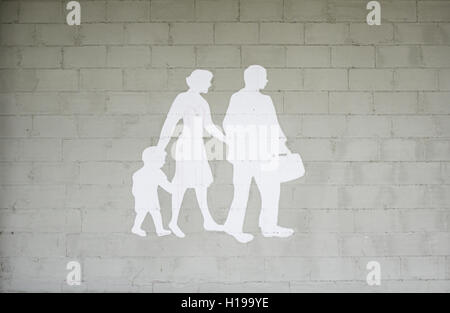 Famiglia con bambino silhouette tracciata sulla parete, simbolo Foto Stock