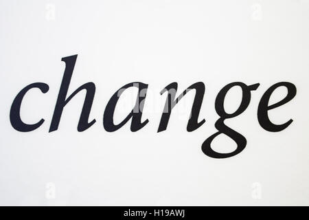 Modificare le parole scritte sul muro bianco concept Foto Stock