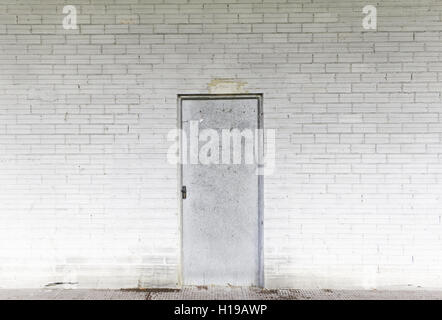 La porta di metallo edificio industriale sporca Foto Stock