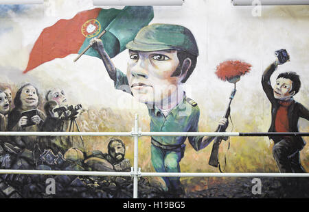 Soldato con la bandiera del Portogallo, disegno e graffiti Foto Stock
