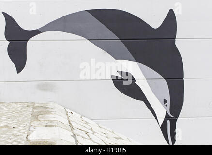 Graffiti disegnato sulla parete urbana dolphin, animali Foto Stock