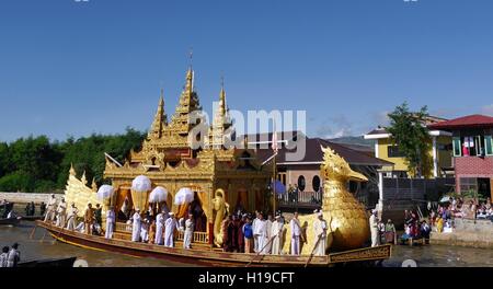 Royal Barge portante 4 sacro Golden Statue di Buddha in Phaung Daw Oo Pagoda Festival, Lago Inle, Myanmar, anche conosciuto come Birmania. Foto Stock