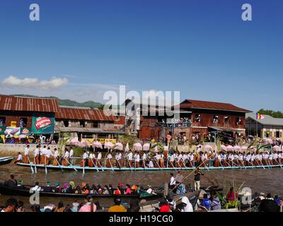 Gamba-barca a remi gara con oltre 40 Intha gamba-vogatori in celebrazioni a Phaung Daw Oo pagoda festival, Lago Inle, Myanmar (Birmania) Foto Stock