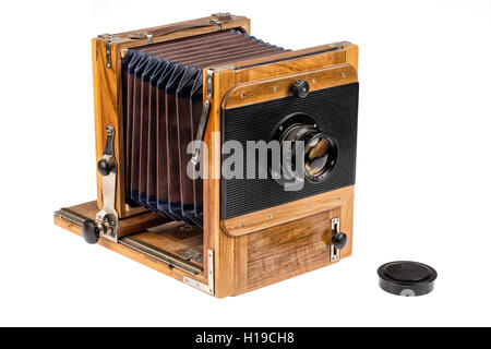 Vecchia fotocamera in legno su un isolato studio sfondo bianco Foto Stock