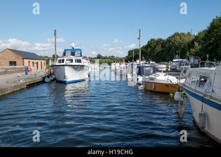 Cabinati ormeggiati alla nitidezza su Gloucester e nitidezza canal, England Regno Unito Foto Stock