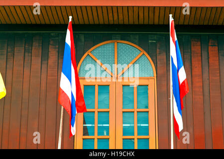 Tempio di Bangkok in Thailandia rosso di incisione veneziana e terrazza sventola bandiera Foto Stock