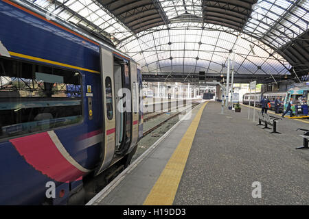 Piattaforme a Glasgow Queen St stazione ferroviaria Foto Stock