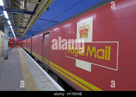 Royal Mail TPO treno in viaggio Post Office a nord di Warrington Bank Quay Station, England, Regno Unito Foto Stock