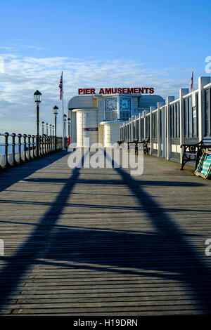 Principali linee' ombre di un corrimano crea un percorso sul decking di Worthing Pier Foto Stock