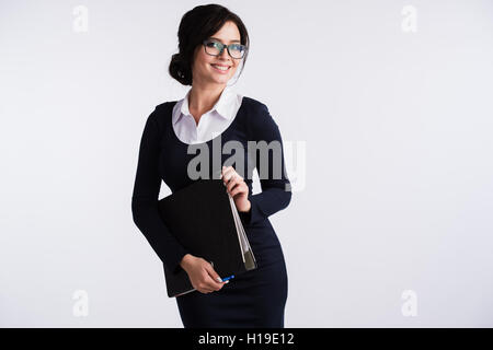 Attraente caucasion business donna nel suo 20s shot in studio isolato su uno sfondo bianco Foto Stock