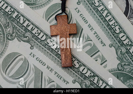 Croce di legno su di dollari Foto Stock