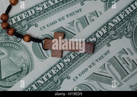 Croce di legno su di dollari Foto Stock