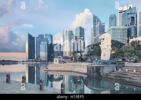 Vista del centro di Singapore. lion fontana con la scultura e torri finanziarie con pier in primo piano Foto Stock