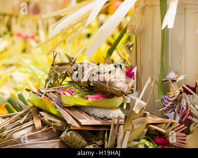 Decorazioni tradizionali di cerimonia di cremazione - Ngaben in Kute Bali Indonesia Foto Stock