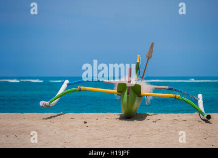 Il tradizionale design balinese 'dragonfly' imbarcazione sulla spiaggia in Kuta Foto Stock