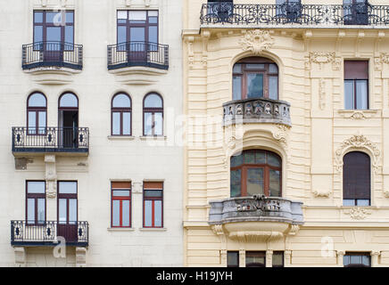 Finestre sulla facciata in stile neo-barocco. Budapest, Ungheria. Foto Stock