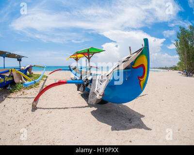 Il tradizionale design balinese 'dragonfly' imbarcazione sulla spiaggia in Kuta Bali Indonesia Foto Stock