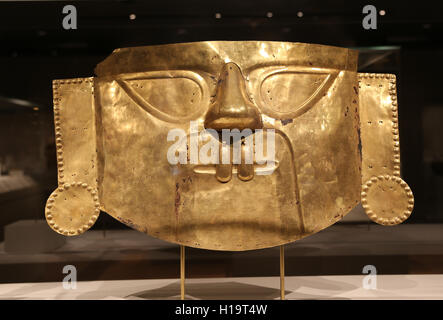 Maschera Funeraria. Il Perù. Sican 9th-11th c. Martellato oro. Foto Stock