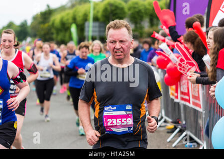 I partecipanti sorridenti maratona in Edinburgh Foto Stock