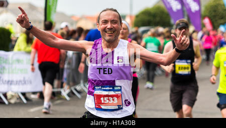 I partecipanti sorridenti maratona in Edinburgh Foto Stock