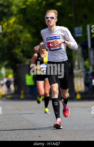 I partecipanti sorridenti maratona in Edinburgh Foto Stock