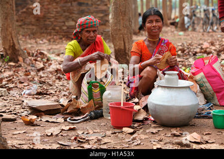 Le donne vendono madi (liquor), dhurwa mercato tribale, pandripani village, chattisgadh, India Foto Stock