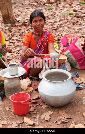 Le donne vendono madi (liquor), dhurwa mercato tribale, pandripani village, chattisgadh, India Foto Stock