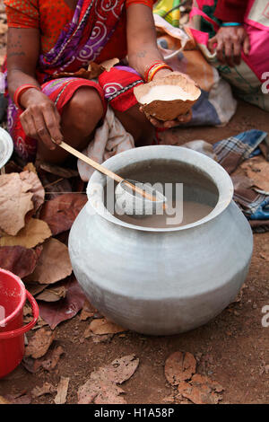 Le donne vendono madi (liquor), dhurwa mercato tribale, pandripani village, chattisgadh, India Foto Stock