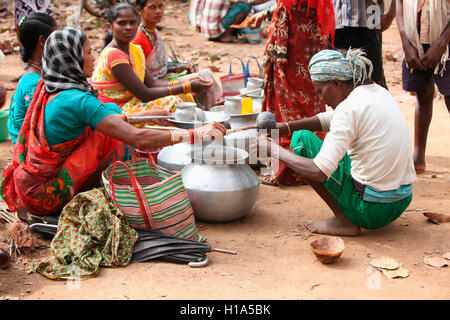 Le donne vendono madi (liquor), dhurwa mercato tribale, pandripani village, chattisgadh, India Foto Stock