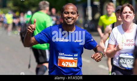 I partecipanti sorridenti maratona in Edinburgh Foto Stock