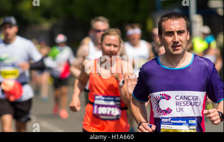 I partecipanti sorridenti maratona in Edinburgh Foto Stock