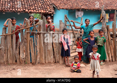 Le donne e i bambini, bison horn Maria Tribe, gamawada village, chattisgarh, India Foto Stock