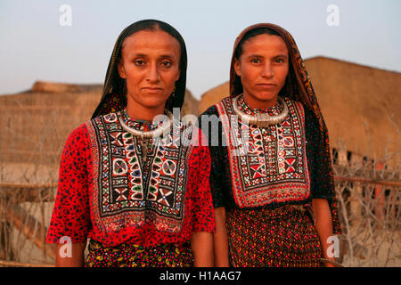 Donne tribali in abito tradizionale, FAKIRANI JAT, Medi Village, Kutch, Gujarat, India. Facce rurali dell'India Foto Stock