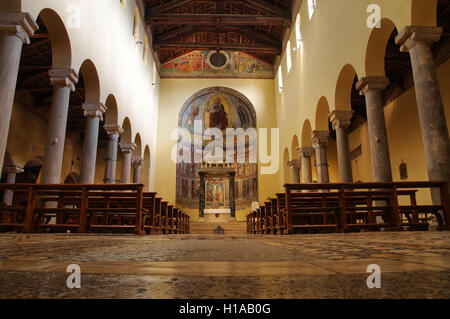 ROMA, ITALIA - 9 SETTEMBRE 2016: Navata centrale dell'antica chiesa romana di San Saba costruita nel VII secolo Foto Stock