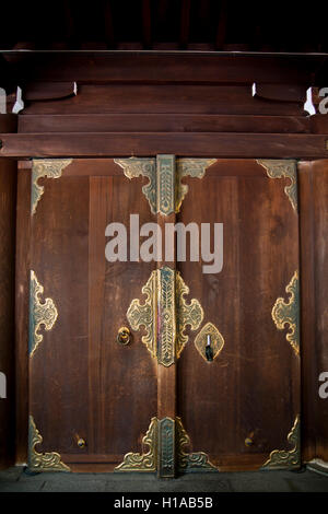 Ornato porta in legno dettaglio nel Tempio di Meiji, Tokyo, Giappone Foto Stock