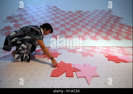 Singapore. Il 22 settembre, 2016. Un lavoratore prepara le opere di M.C. Escher durante una anteprima media a Singapore il Marina Bay Sands ArtScience Museum, Sett. 22, 2016. La mostra di M.C. Escher di opere durerà da sett. 24 per il primo trimestre del 2017. Credito: Quindi Chih Wey/Xinhua/Alamy Live News Foto Stock