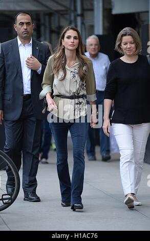 New York, NY, STATI UNITI D'AMERICA. Xxi Sep, 2016. La regina Rania Al Abdullah di Giordania fuori e circa per celebrità Candids - MER, New York, NY, 21 settembre 2016. Credito: Kristin Callahan/Everett raccolta/Alamy Live News Foto Stock