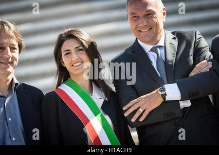 Roma, Italia. 22 Settembre, 2016. La conferenza stampa di presentazione della Scalinata di piazza di Spagna dopo il ripristino. La conferenza stampa di presentazione della Scalinata di piazza di Spagna dopo il ripristino. Nella foto assessore cultura Comune di Roma Luca Bergamo, il sindaco Virginia Raggi, CEO Jean-Christophe Babin Credito: Andrea Ronchini/Alamy Live News Foto Stock