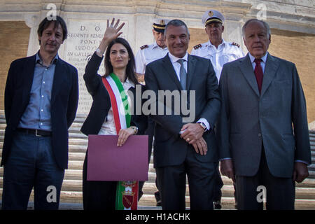 Roma, Italia. 22 Settembre, 2016. La conferenza stampa di presentazione della Scalinata di piazza di Spagna dopo il ripristino. La conferenza stampa di presentazione della Scalinata di piazza di Spagna dopo il ripristino. Nella foto. Assessore Cultura Comune di Roma Luca Bergamo, il sindaco Virginia Raggi, CEO Jean-Christophe Babin Bulgari e Nicola Bulgari Credito: Andrea Ronchini/Alamy Live News Foto Stock